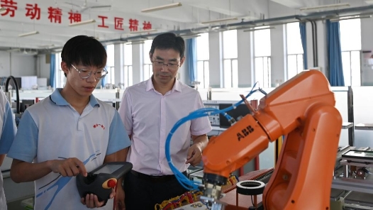 培养更多能工巧匠、大国工匠——我国加快推进新时代高技能人才队伍建设