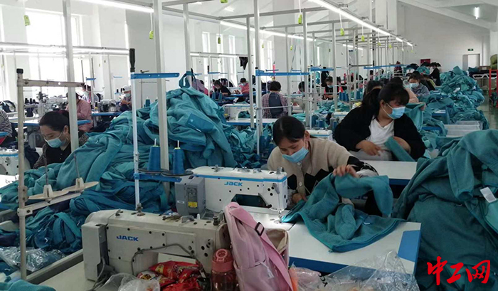 图为东明县总工会打造的服装生产工友创业园的一个生产车间。东明县总工会供图