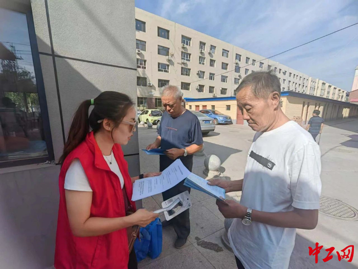 近日，乌海市总工会深入包联社区开展铸牢中华民族共同体意识宣传活动。图为宣传活动现场。 吴钰 摄