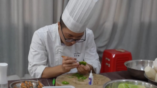 匠心跨越障碍！他用刀尖雕刻着闪亮的艺术人生