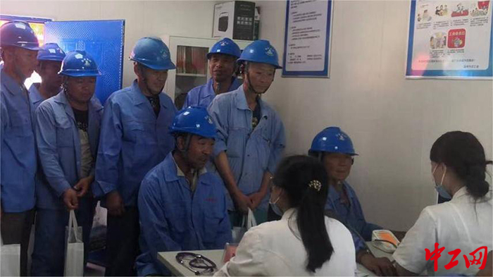 日前，淄博市总工会“淄建集团户外劳动者流动爱心站点”正式启用运行。图为活动义诊现场。淄博市总工会供图