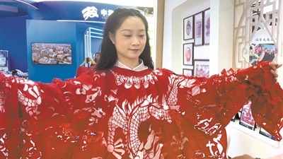 直击第二届全国技能大赛技能展示交流活动 纸裁“龙袍”惊艳亮相