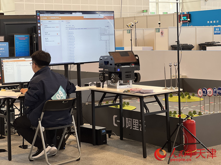 东说念主工智能锻练赛项选手姚居文正在对网罗来的数据进行分析。东说念主民网记者 孙翼飞摄