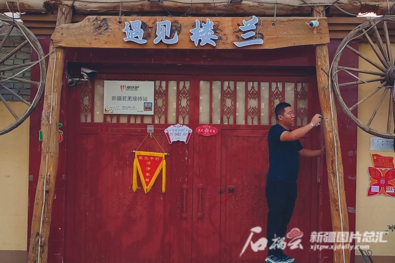 9月12日，若羌县铁干里克镇库尔干村碰见楼兰后生旅店认真东谈主闫永乐修整大门口的泄漏。闫永乐供图
