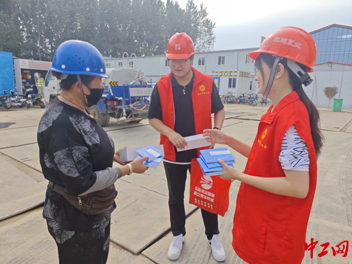 9月19日，烟台市开展农民工普法宣传活动。烟台市总工会供图