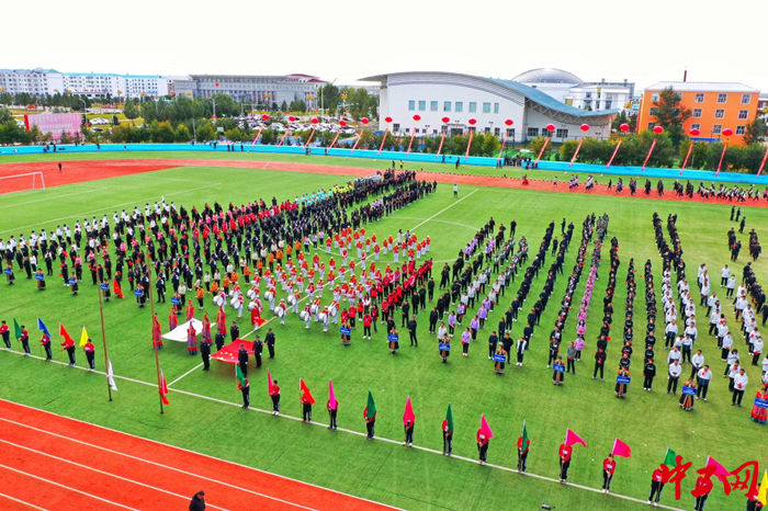 9月19日,陈巴尔虎旗第三届职工运动会开幕。图为开幕式现场。 鸿岩 摄 9月19日,陈巴尔虎旗第三届职工运动会开幕。图为开幕式现场。 鸿岩 摄