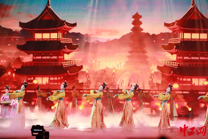 9月19日晚，2023年微博文化之夜颁奖盛典在郑州大剧院举行。王佳宁 摄