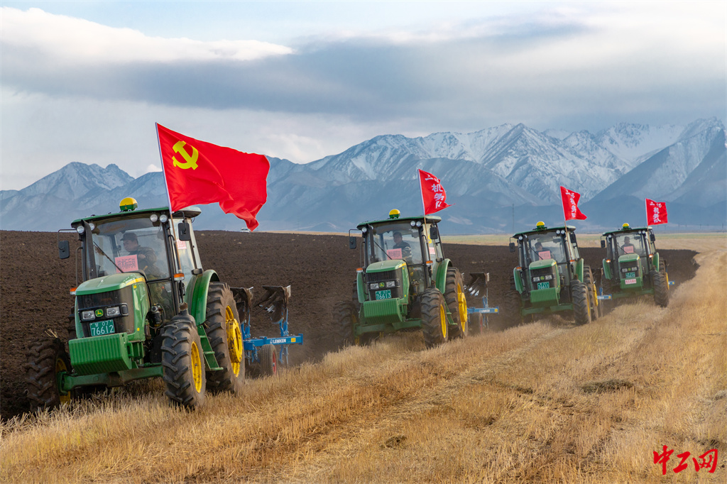 28-2《山丹马场春耕秋实》党旗飘扬 -山丹马场二场有限责任公司工会 赵锐 28-2《山丹马场春耕秋实》党旗飘扬 -山丹马场二场有限责任公司工会 赵锐