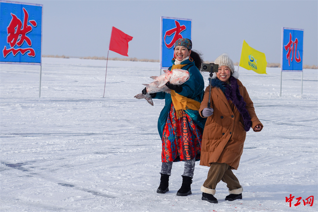 37-4《福海县冬捕节》母女同乐年年有余 - 新疆自治区畜牧兽医局 徐新民