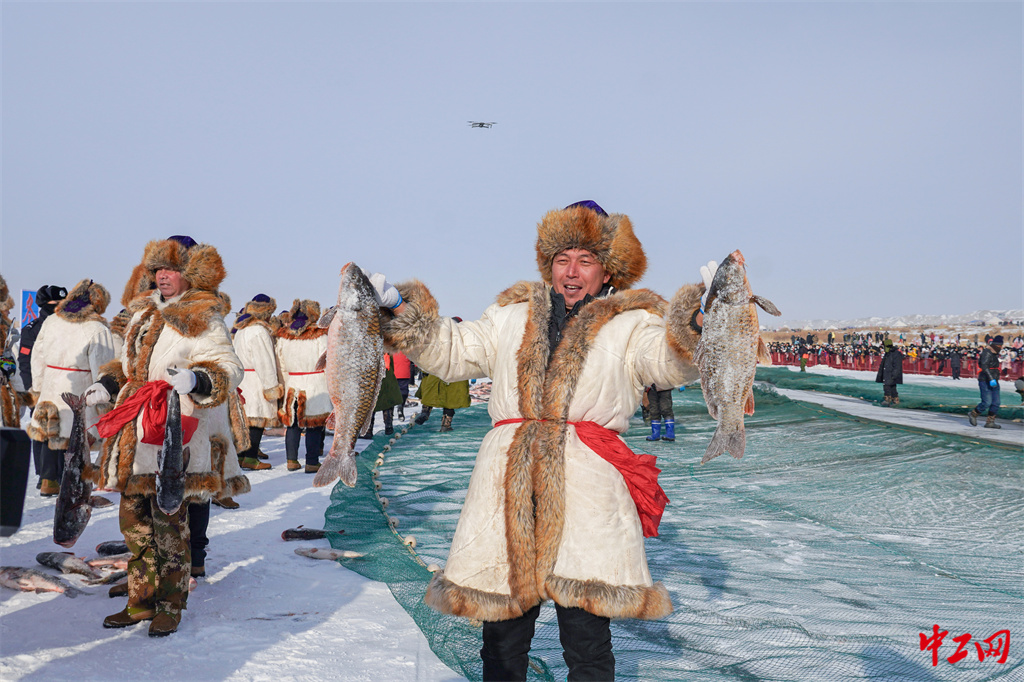 37-5《福海县冬捕节》手举头网鱼喜笑颜开 - 新疆自治区畜牧兽医局 徐新民