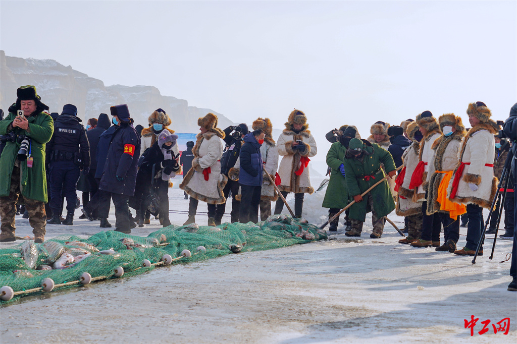 37-6《福海县冬捕节》头网鱼出水 - 新疆自治区畜牧兽医局 徐新民