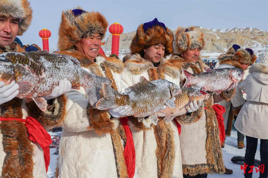 37-8《福海县冬捕节》兴高采烈庆丰收 - 新疆自治区畜牧兽医局 徐新民