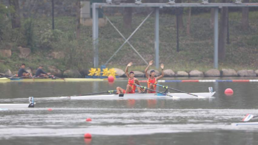 中国队夺得赛艇男子轻量级双人双桨金牌