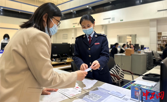 图为高青县税务局给客户提供贴心的服务。高青县税务局供图