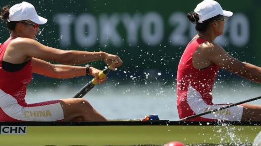 亚运会赛艇女子双人单桨无舵手决赛，中国队组合王婷婷/张旋夺金