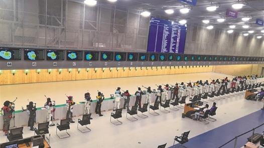 射击“小花”接过冠军的枪