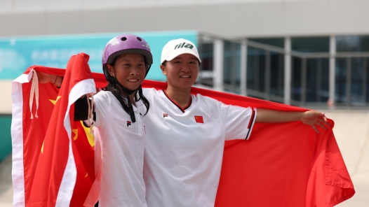 00后中国滑板姑娘包揽冠亚军！