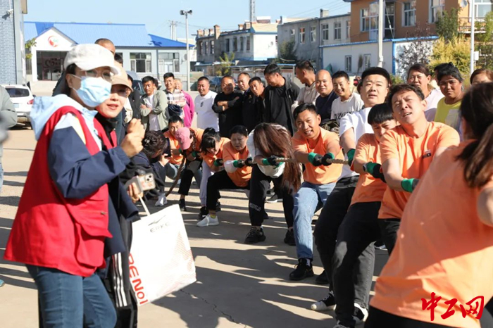 9月26日,扎赉特旗举办第二届农民工拔河比赛。图为比赛现场。 刘思奇 摄 9月26日,扎赉特旗举办第二届农民工拔河比赛。图为比赛现场。 刘思奇 摄