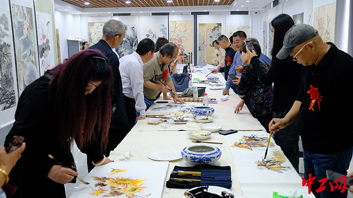 日前,新泰市举办了女书画家协会庆国庆暨(新泰—滨州)女书画家联谊展活动。图为活动现场。新泰市总工会供图 日前,新泰市举办了女书画家协会庆国庆暨(新泰—滨州)女书画家联谊展活动。图为活动现场。新泰市总工会供图