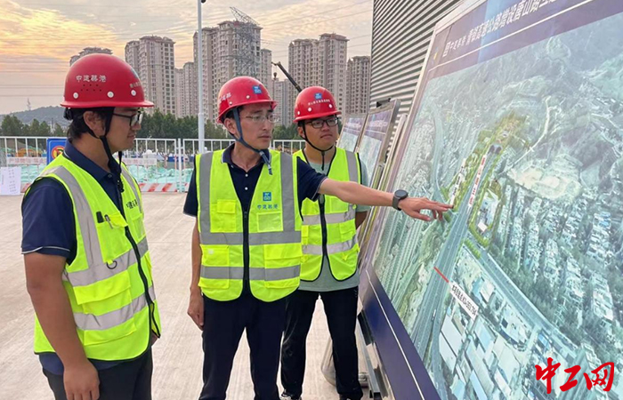 杨庆一（中）在现场部署施工任务。中建筑港集团供图