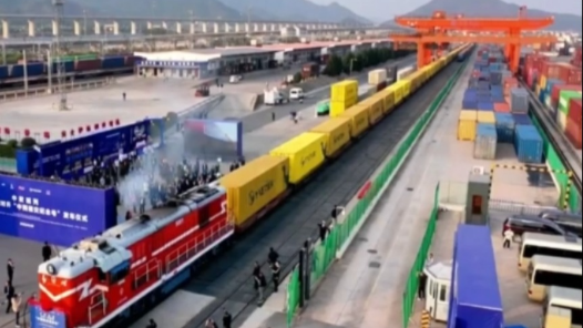 丝路画卷·我的“一带一路”职业体验丨西班牙姑娘体验中欧班列“一日站务员”