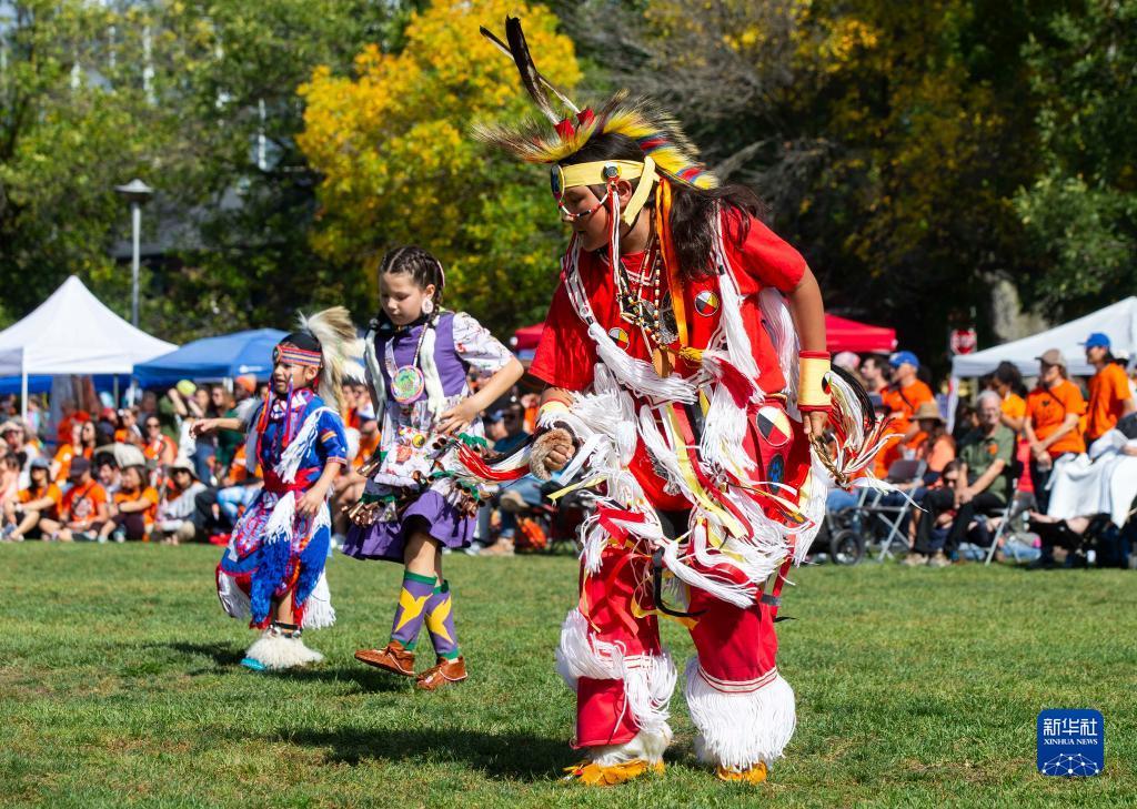 中工网>国际>正文9月30日,身着原住民服饰的儿童在加拿大多伦多举办的