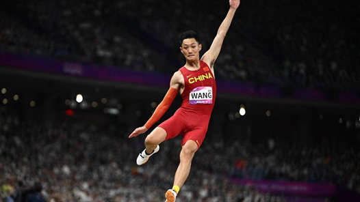 夺金瞬间｜田径——男子跳远：王嘉男夺冠