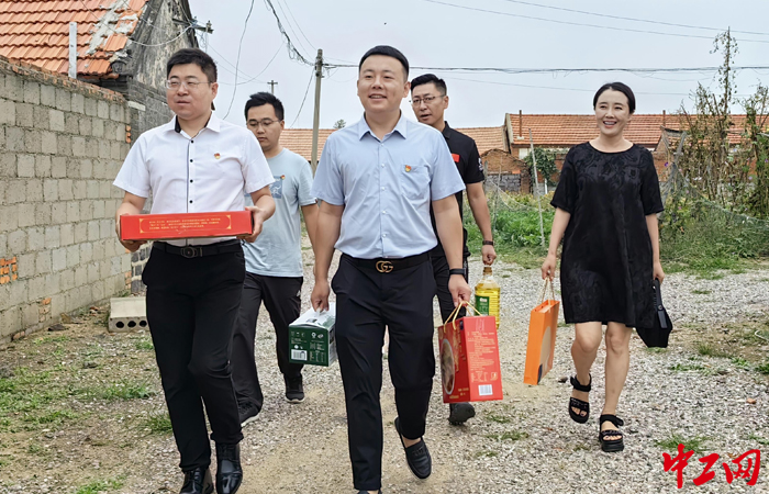 近日，团莱西市委一行先后到莱西市河头店镇、马连庄镇“希望小屋”开展走访慰问，为孩子们送上学习用品、生活用品及慰问金。莱西市委宣传部供图