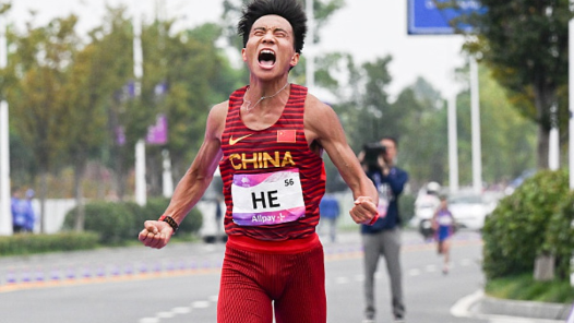 亚运1+1丨中国田径队实现了哪些突破？女篮夺冠前赛场气氛如何？一探究竟