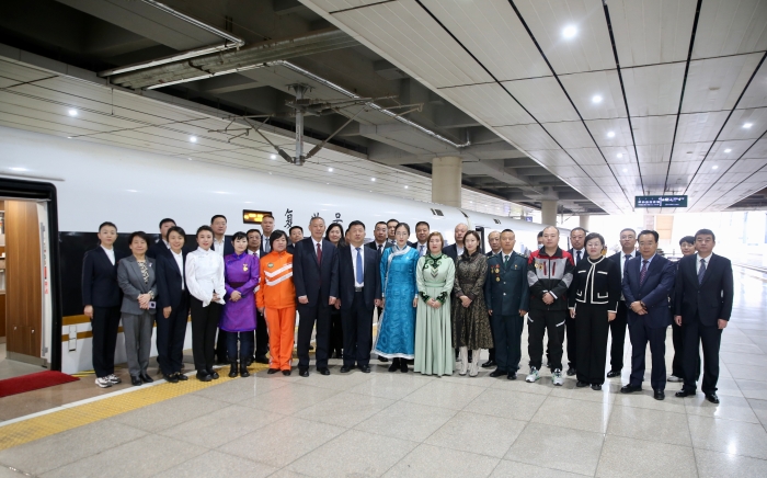 10月7日上午，中国工会十八大内蒙古自治区代表团集结出发。（工人日报通讯员  霍日查 摄）