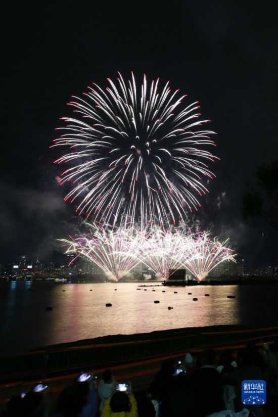中工网>旅游>正文当日,首尔国际烟花节在韩国首尔汝矣岛汉江公园一带