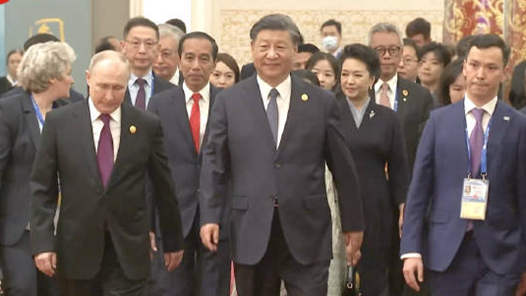 习近平和彭丽媛同外方领导人夫妇共同步入金色大厅