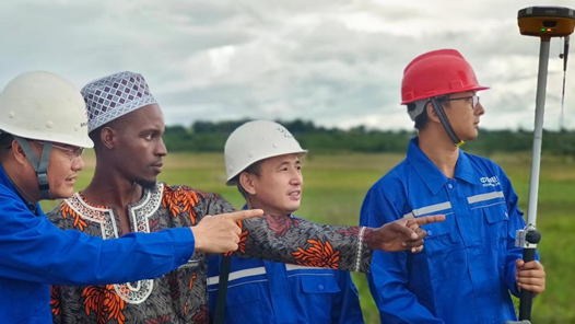 2023·劳动创造幸福｜齐坤渡河边的“酋长”向导