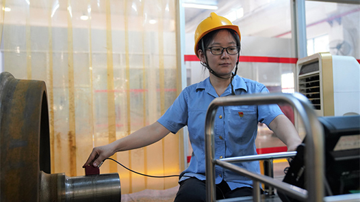 2023·劳动创造幸福｜“文武双全女探手”守护在毫厘间