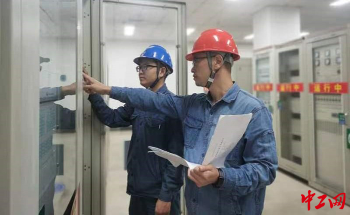 图为日前，华能嘉祥电厂的工匠人才在车间进行技术交流。华能嘉祥电厂供图