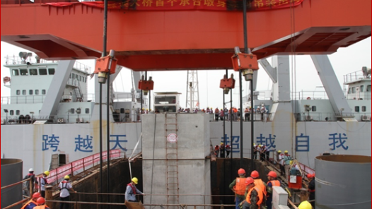 身边榜样丨海上吊装的大桥人