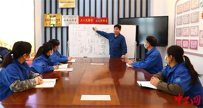 图为日前,枣庄市一家企业的工匠人才聚在一起,进行技术交流。枣庄市总工会供图