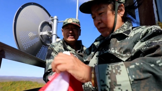 身边榜样丨中国红中国心瞭望塔上的升旗仪式