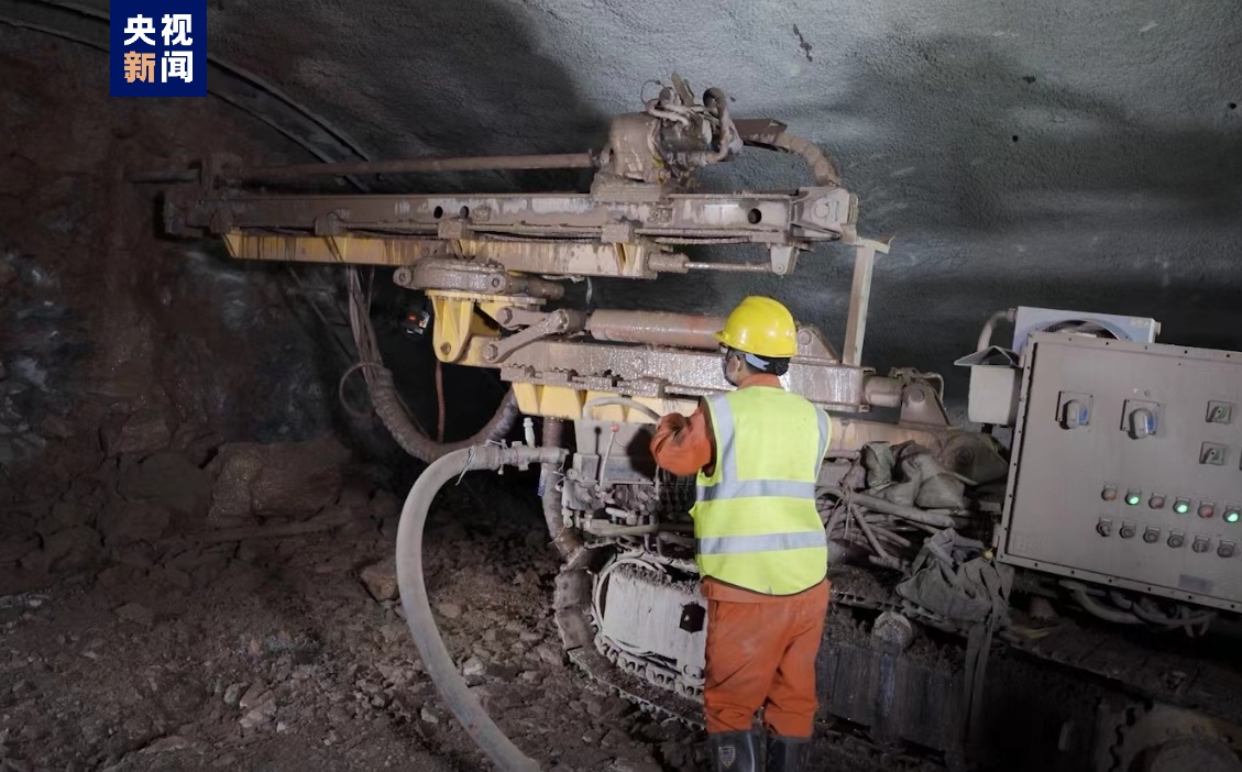 渝湘复线高速公路首座高瓦斯隧道贯通