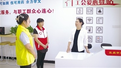 全国工会系统先进工作者邓小兰：“多跑腿、用真情”才能干好工会工作