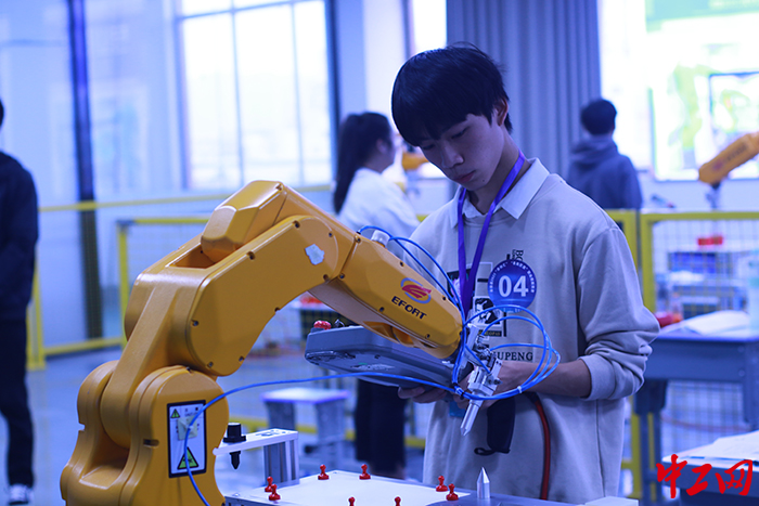 11月4日，2023年“阜创汇”“阜南匠造”做事手段竞赛工业机器东谈主运用与爱戴名目现场。郑伟 摄