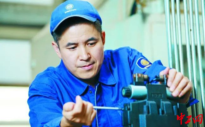 图为大国工匠王树军在工作中。潍柴集团工会供图