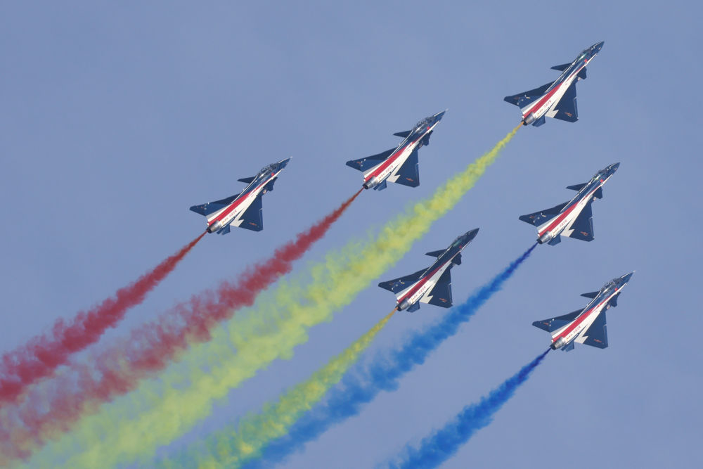 空军八一飞行表演队进行迪拜航空展适应性训练