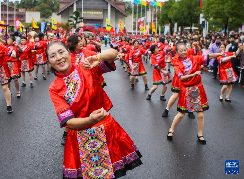 湖北来凤非遗摆手舞生活美起来
