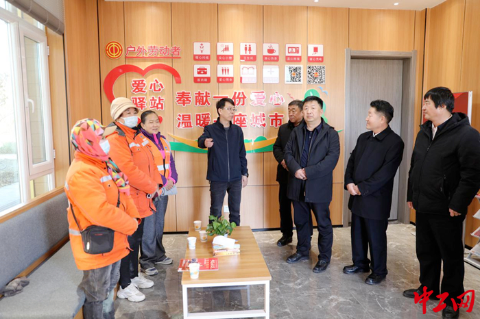 内蒙古自治区总工会党组书记、副主席张慧宇在职工服务阵地调研。王瑞波 摄