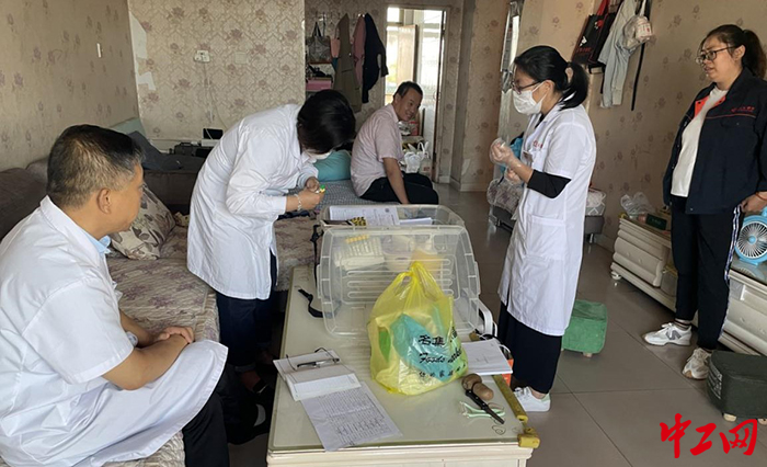 日前，淄博市总工会推进实施了“关爱困难职工健康公益项目”活动。图为上门服务现场。淄博市总工会供图
