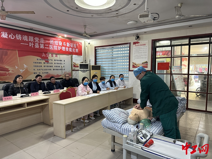 11月14日，河南平顶山市叶县总工会举行护理技能竞赛，图为名护理人员现场比拼专业技能。叶县总工会供图