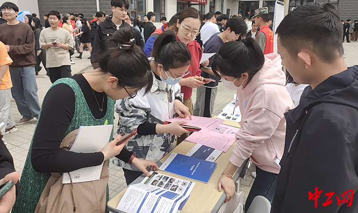 图为日前，青州经济开发区总工会进校园组织开展了招聘活动。青州经济开发区总工会供图