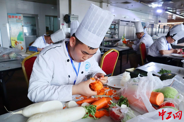 11月16日，呼和浩特市第六届餐饮行业职工职业技能竞赛开赛。图为技能竞赛现场。 呼和浩特市总工会供图