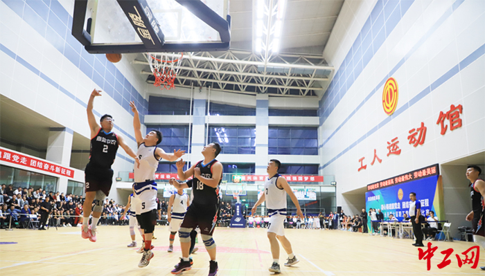 图为日前，在寿光市工人文化宫里举办了全市职工篮球赛。寿光市总工会供图